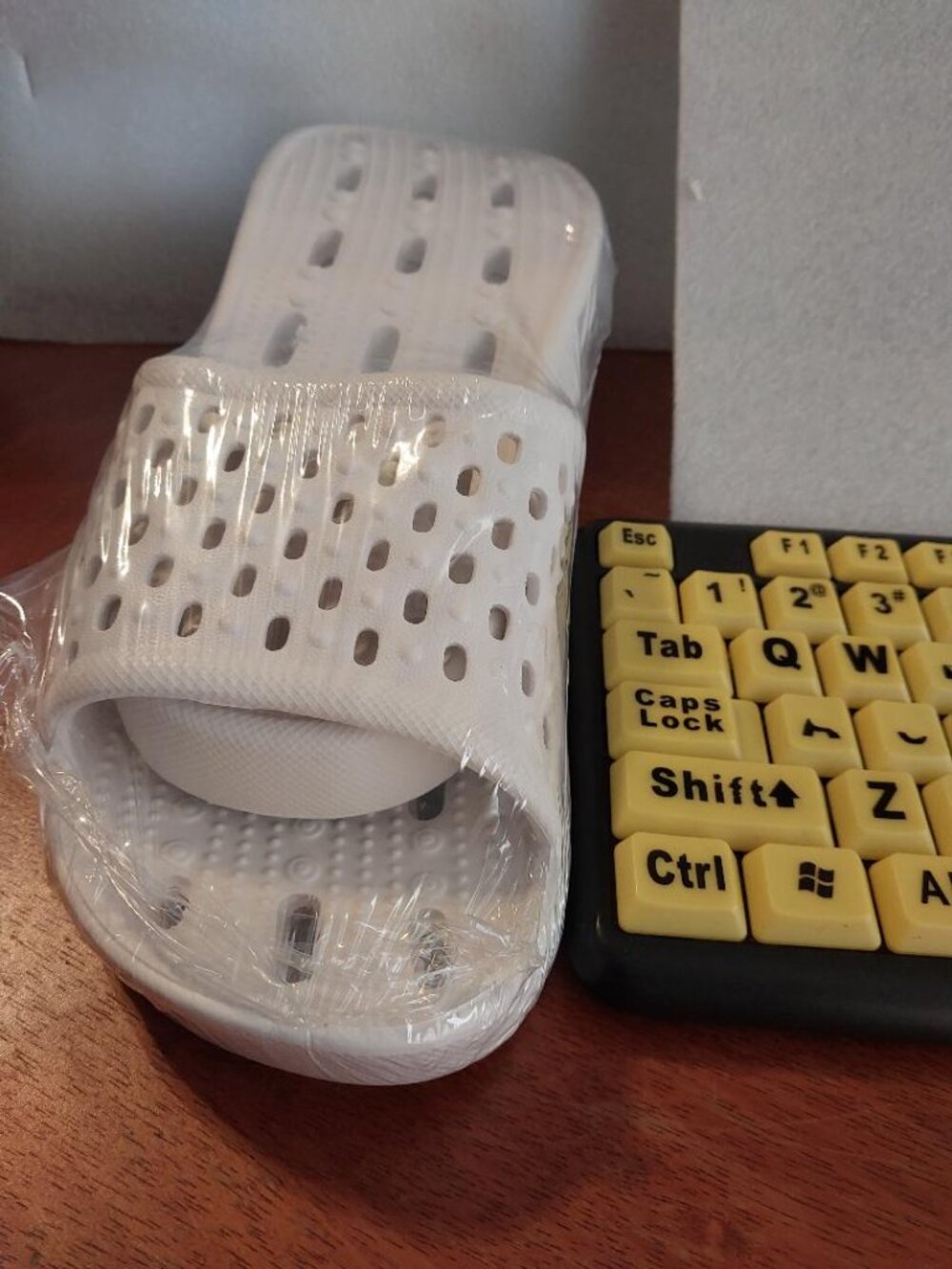 NEW TAG ! Unisex Shower Shoe White Size EU39/ US 8.5-9